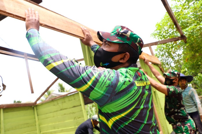 Kodim 0104/Atim Kebut Pengerjaan Program Bedah Rumah Milik Nek Ngadiem, Janda Uzur di Langsa Baro