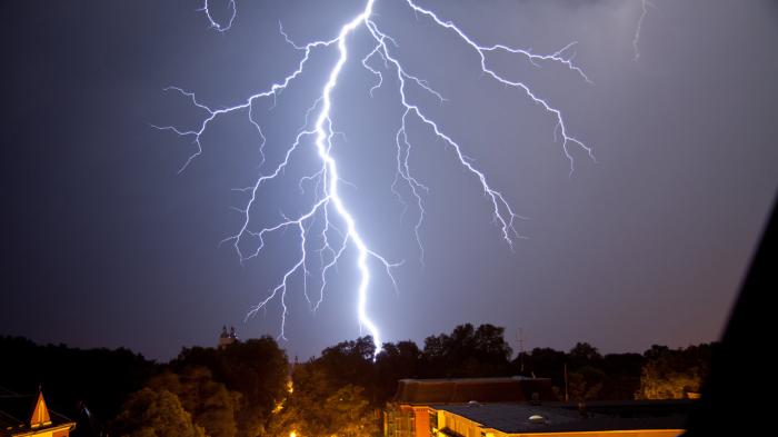 Satpam Cilincing Tersambar Petir, Ahli Ungkap Beberapa Benda Ini Jadi Penyebab Utama