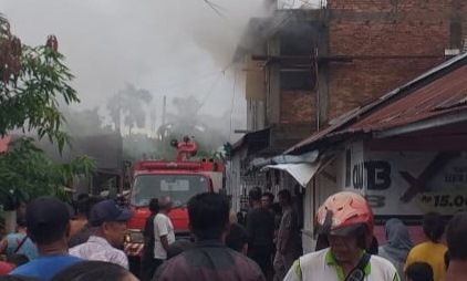 petugas-damkar-dan-masyarakat-saat-melakukan-pemadaman-ruko-yang-terbakar.jpg