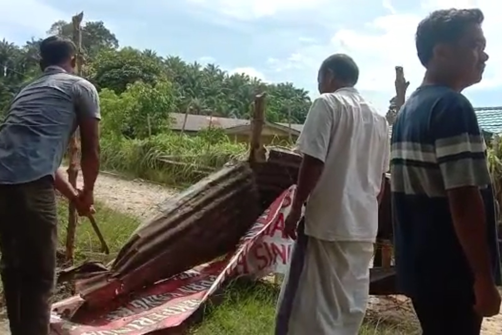Pemkab Aceh Singkil Buka Jalan yang Dipalang Warganya