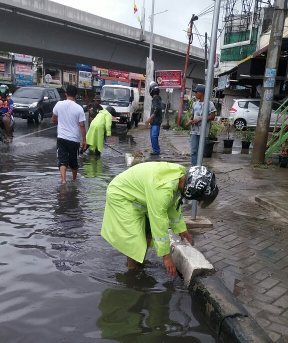 Atasi Banjir Genangan, TRC PUPR dan Dinas Kebersihan Bersihkan Lubang Saluran