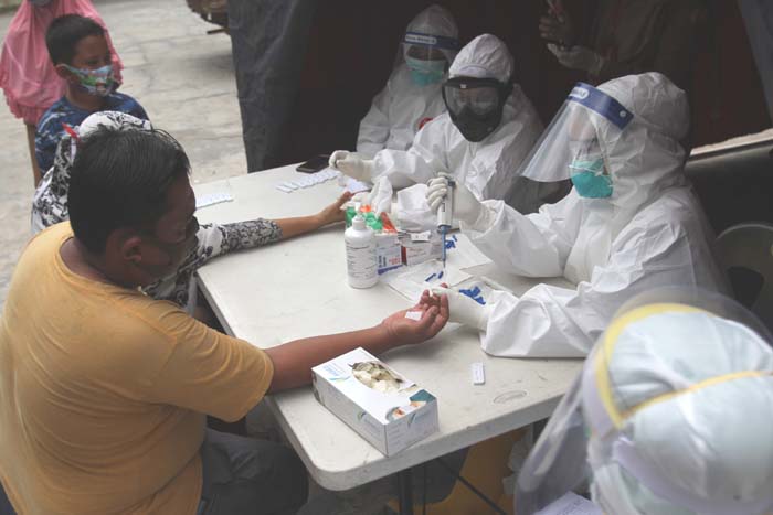 petugas-kesehatan-melakukan-rapid-test-secara-massal-dan-gratis.jpg