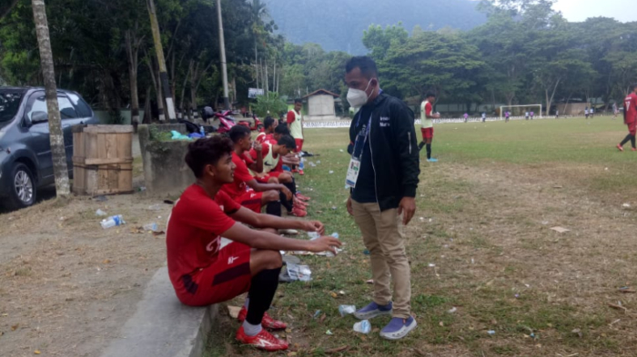 petugas-medis-irham-memeriksa-kondisi-pemain-tim-sepakbala-aceh-di-pon.jpg