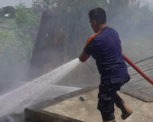 petugas-pemadam-memadamkan-api-yang-membakar-usaha-pengolah-bahan-bekas-plastik.jpg