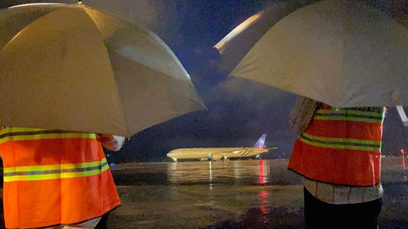 Guyuran Hujan Sambut Kepulangan Jamaah Haji Kloter Pertama Aceh