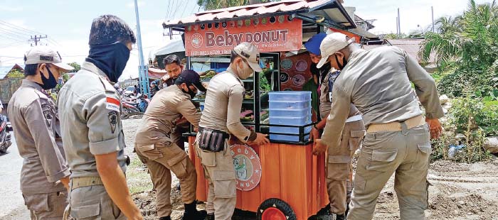 Petugas Bongkar Lapak PKL Jualan di Atas Trotoar