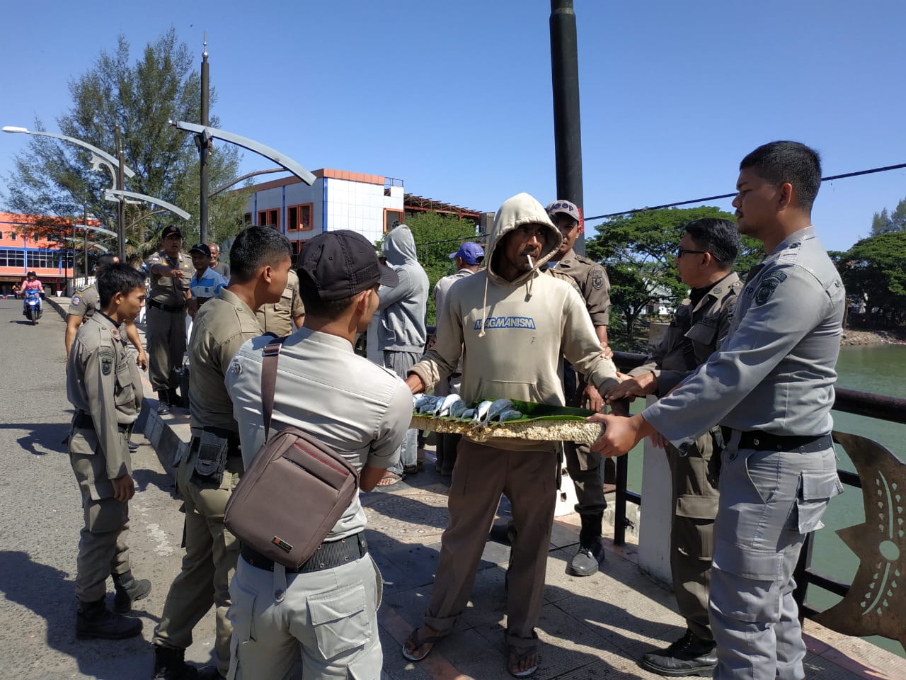 Satpol PP Banda Aceh Kembali Tertibkan Pedagang Ikan di Jembatan Peunayong