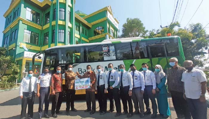 Bank Aceh Syariah Sigli Serahkan Bus Sekolah Ke Pemkab Pidie