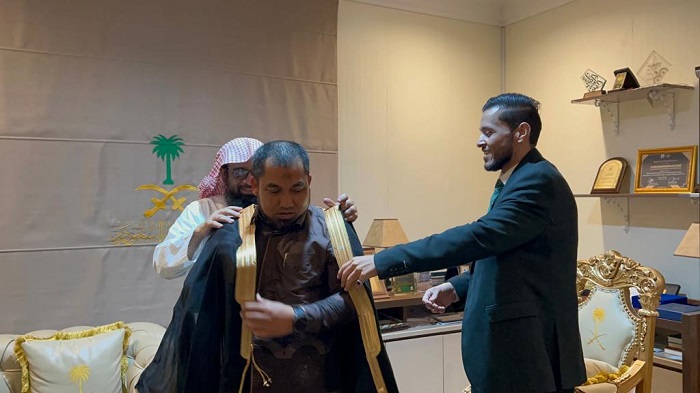 Takjub dengan Program Tahfiz Aceh Besar, Kepala Atase Agama Saudi Pakaikan Jubah kepada Pj Bupati