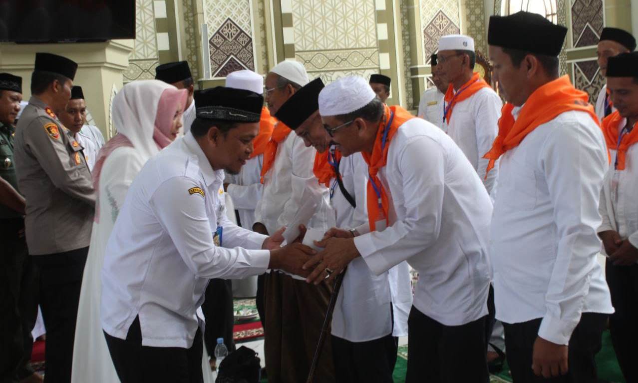 Lepas 40 Jamaah Calon Haji Aceh Jaya, Pj Bupati Ingatkan Satu Hal