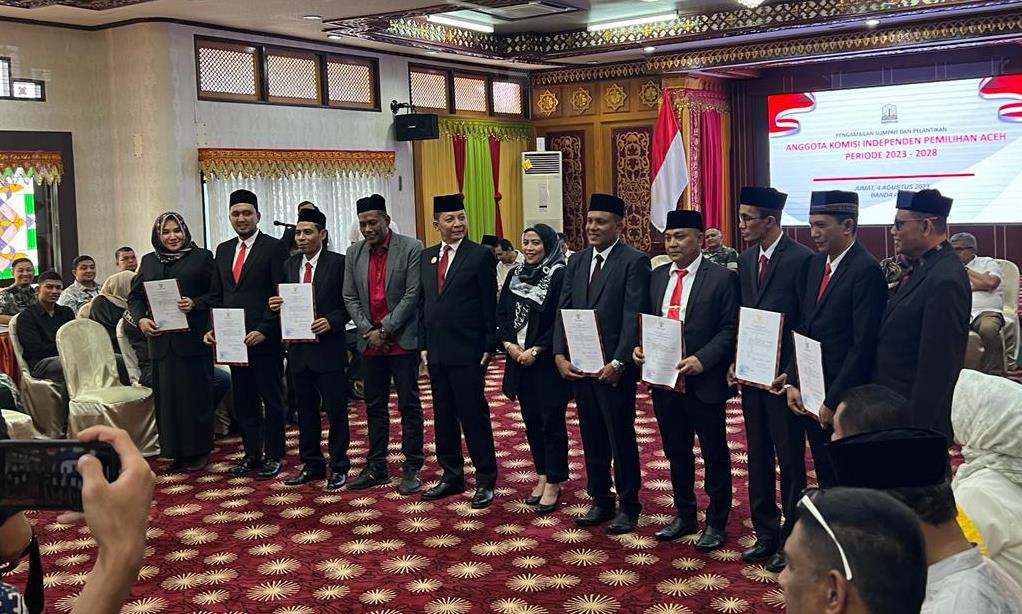 pj-gubernur-aceh-achmad-marzuki-resmi-melantik-komisioner-kip-aceh-periode-2023-2028.jpg