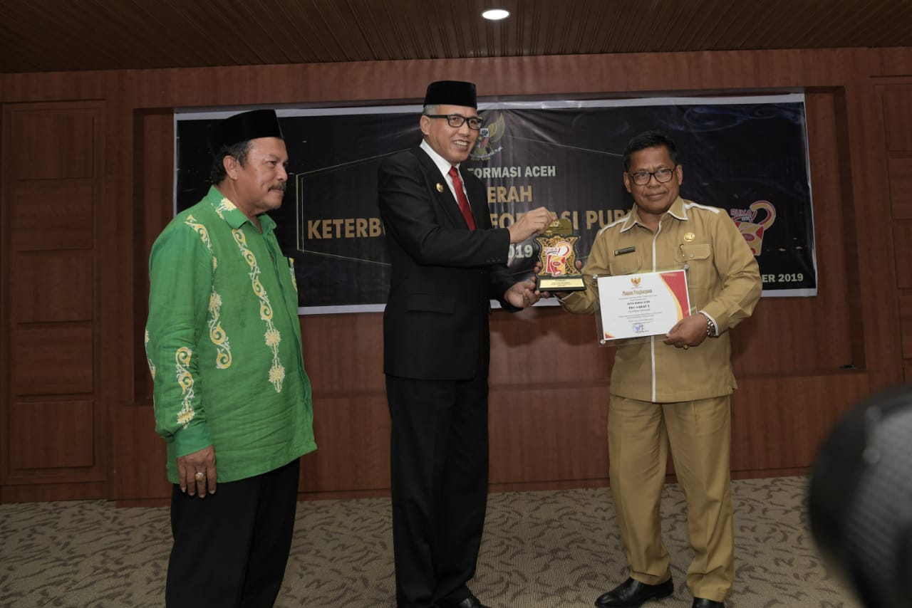 plt-gubernur-aceh-menyerahkan-piagam-penghargaan-anugerah.jpg