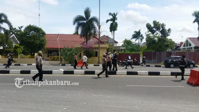 VIDEO - Terduga Teroris yang Kabur dan Bersembunyi di Rumah Wakapolda Riau Dikepung