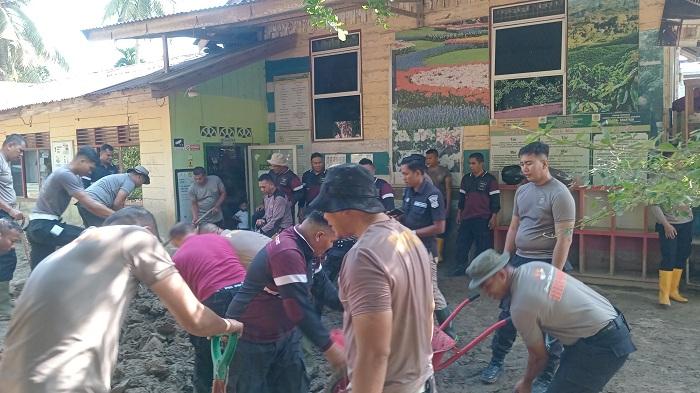 polisi-bersihkan-lumpur-di-TK.jpg