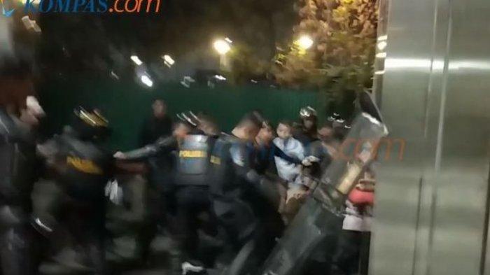 Polisi Keroyok dan Injak Demonstran Hingga Tak Berdaya, Wartawan yang Meliput Ikut Diintimidasi