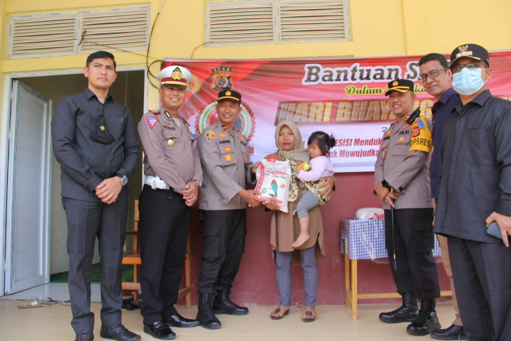 polres-aceh-tengah-menyambangi-desa-terisolir-2022.jpg
