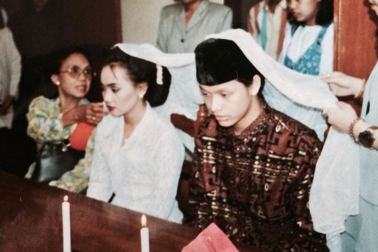 potret-pasangan-penyanyi-armand-maulana-dan-dewi-gita-menikah-di-kua-pada-11-januari-1994.jpg