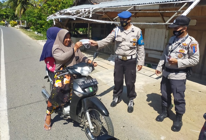 Terapkan PPKM Mikro, Personel Polsek Samudera Bagikan Masker dan Semprot Cairan Disinfektan