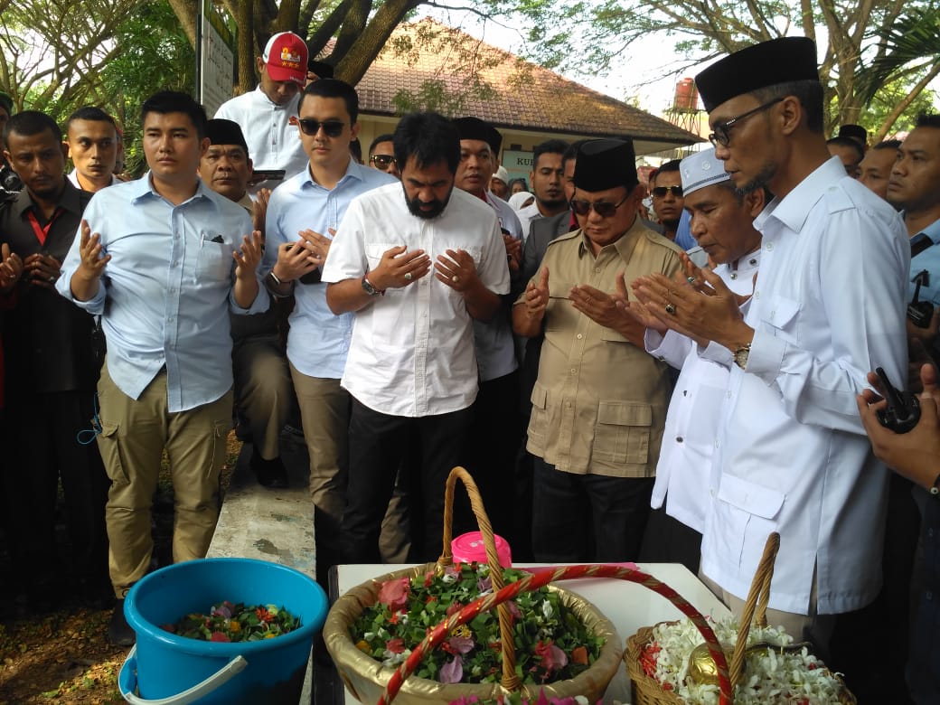 Prabowo Berdoa dan Ziarah Kuburan Massal di Siron Sebelum Hadiri Acara Haul Tsunami di Lampulo
