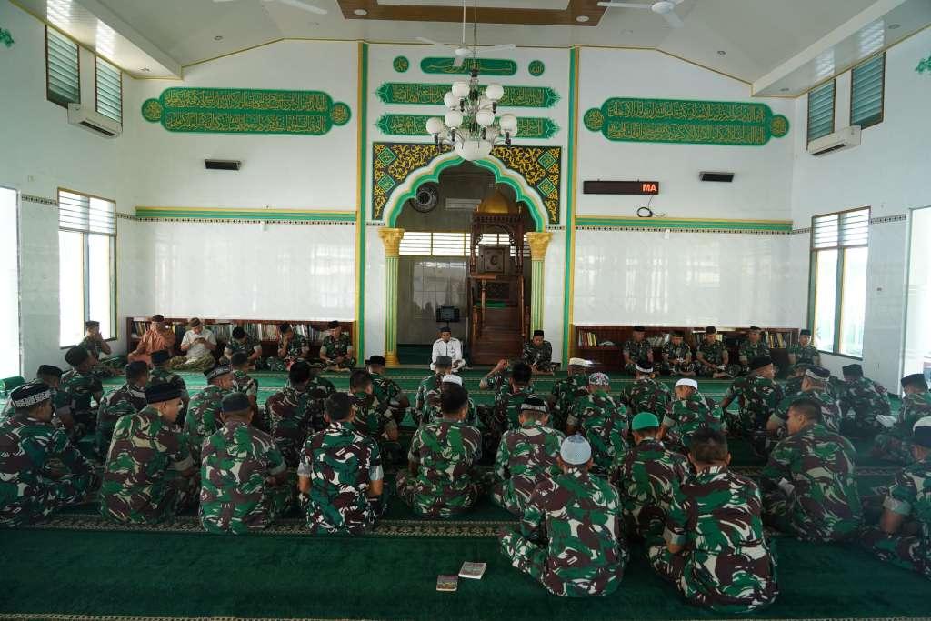 prajurit-TNI-Korem-011LW-Doa-Bersama.jpg
