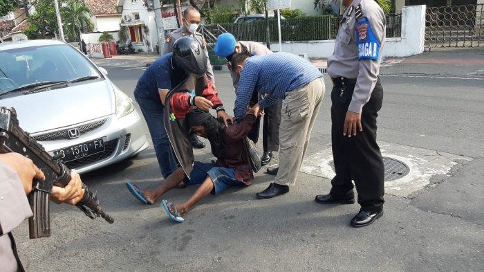 Pria Gondrong Mengamuk, Bawa Parang Serang Polresta Yogyakarta, Mengaku Dengar Suara Bisikan