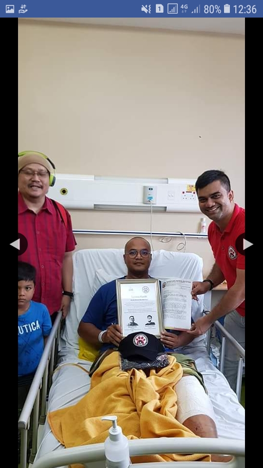 Pria Ini Harus Operasi Lutut Setelah Menyelamatkan Anak Anjing dari Saluran Pembuangan