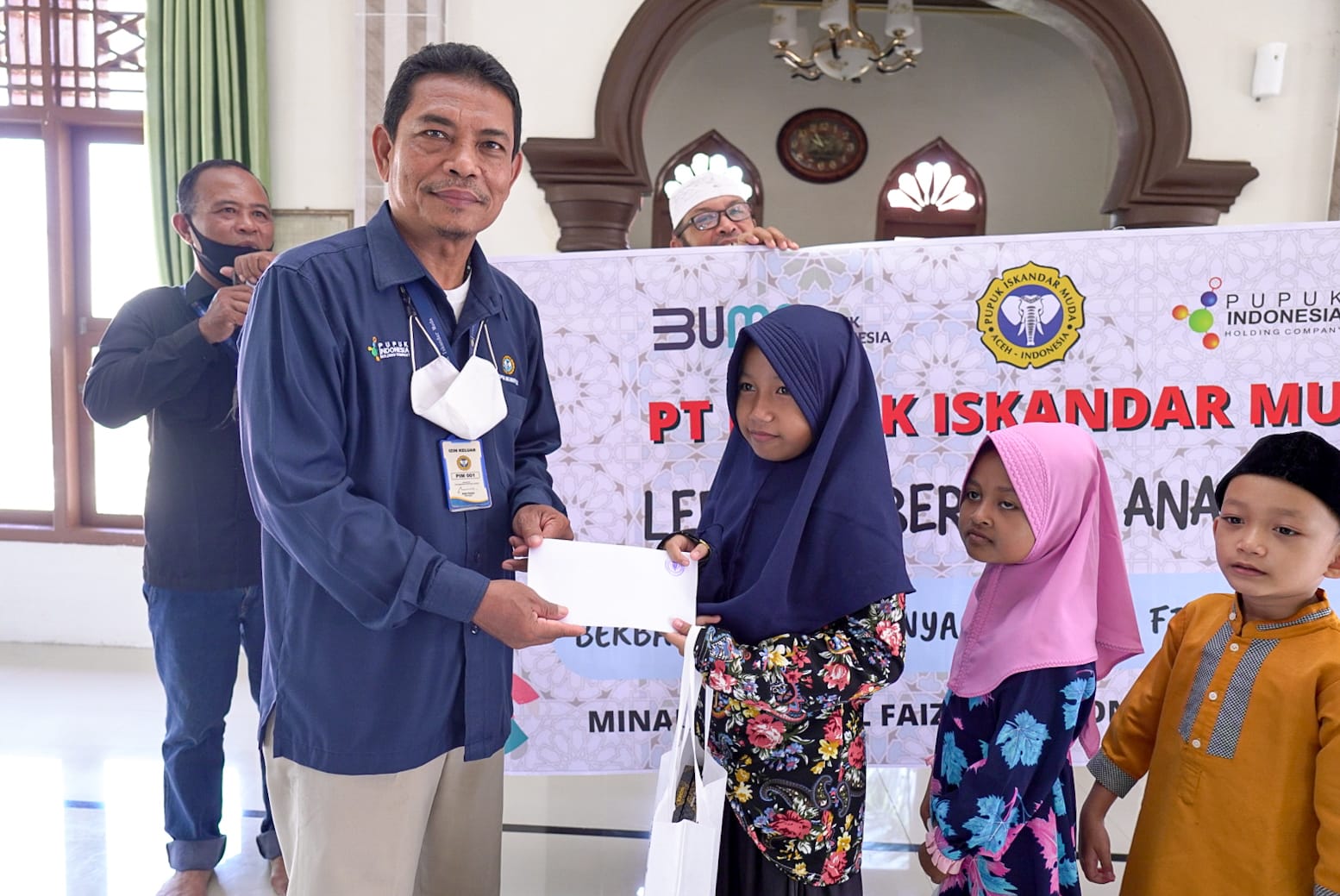 Jelang Lebaran, PT PIM Santuni Ratusan Anak Yatim serta Serahkan Sarana Ibadah di 17 Desa Dewantara