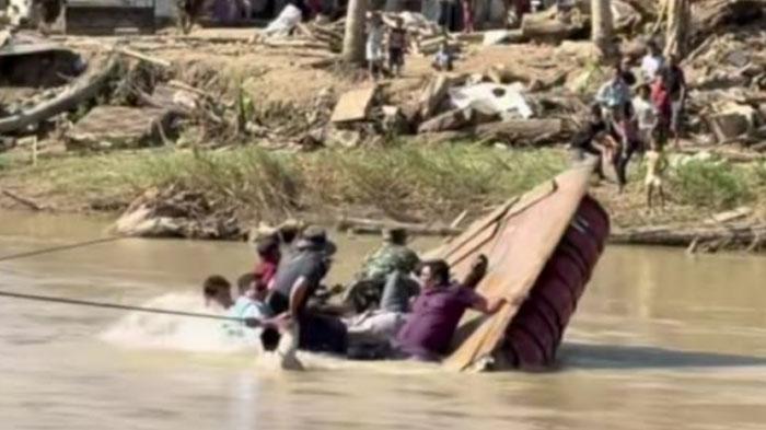 Rakit Darurat Ditumpangi Wagub Aceh Dek Fadh Terbalik saat Seberangi Sungai di Pame Aceh Tengah