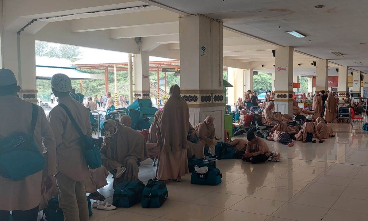 ratusan-jamaah-umroh-berkumpul-di-bandara-sim-blang-bintang-1.jpg