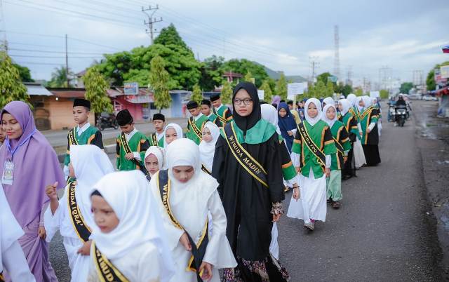 Ratusan Santri TPA Ampoen Chiek Peusangan Ikut Pawai Taaruf, Menyambut Bulan Puasa