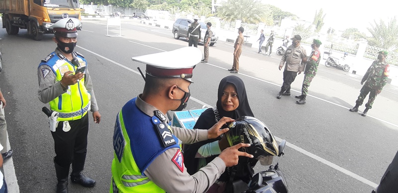 razia-masker-depan-masjid-raya-baiturrahman.jpg