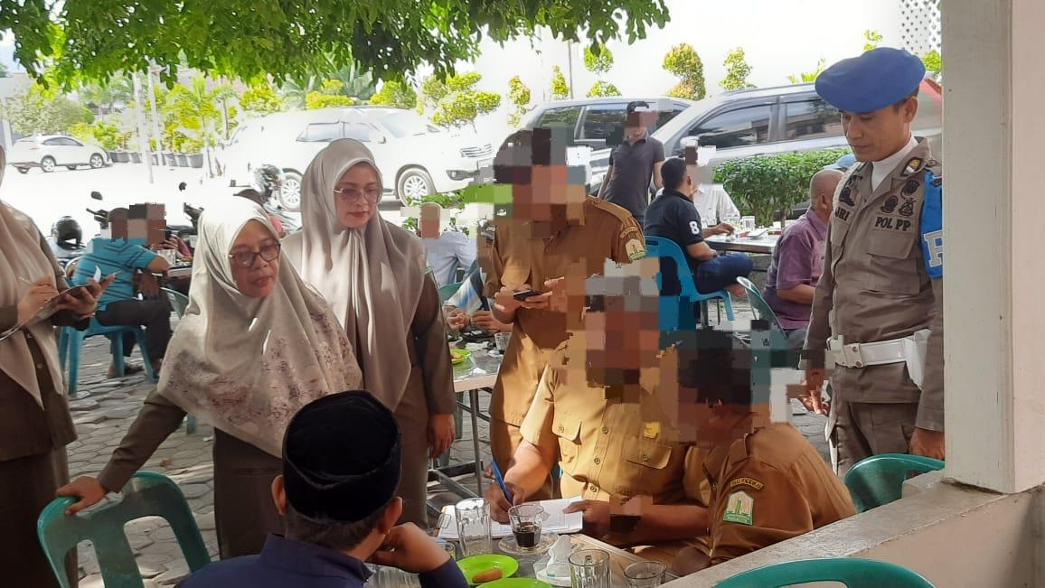 razia-sejumlah-ASN-yang-nongkrong-di-warkop-kawasan-Ulee-Kareng.jpg