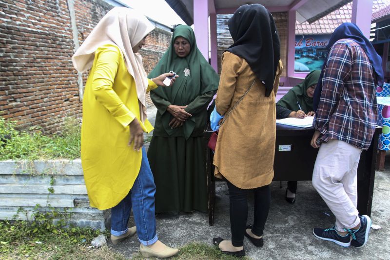 11 Pria Bercelana Pendek dan 13 Wanita Berpakaian Ketat Terjaring Razia Syariat Islam di Banda Aceh