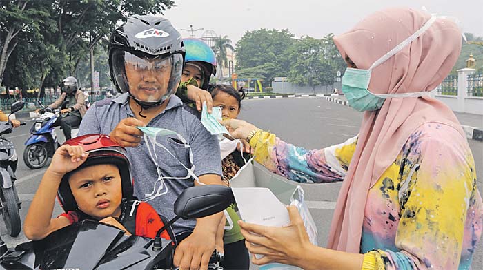 relawan-peduli-kabut-asap-membagikan-masker.jpg