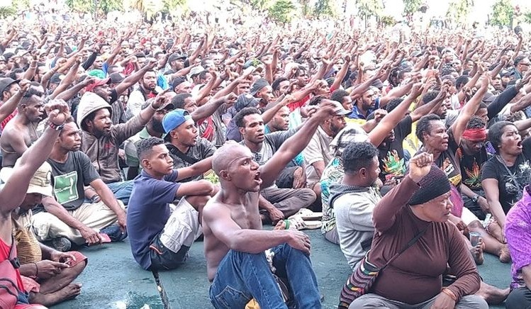 Massa Aksi Protes Ditemui Gubernur Papua Lukas Enembe