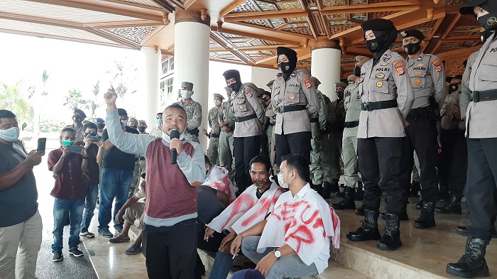 Lagi, Sejumlah Massa Demo Kantor Gubernur Aceh