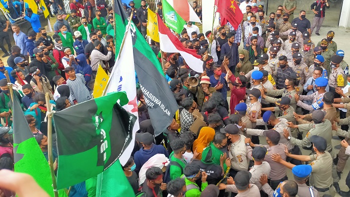 Demo Tolak UU Cipta Kerja di Aceh Timur, Aparat Keamanan dan Massa Terlibat Saling Dorong