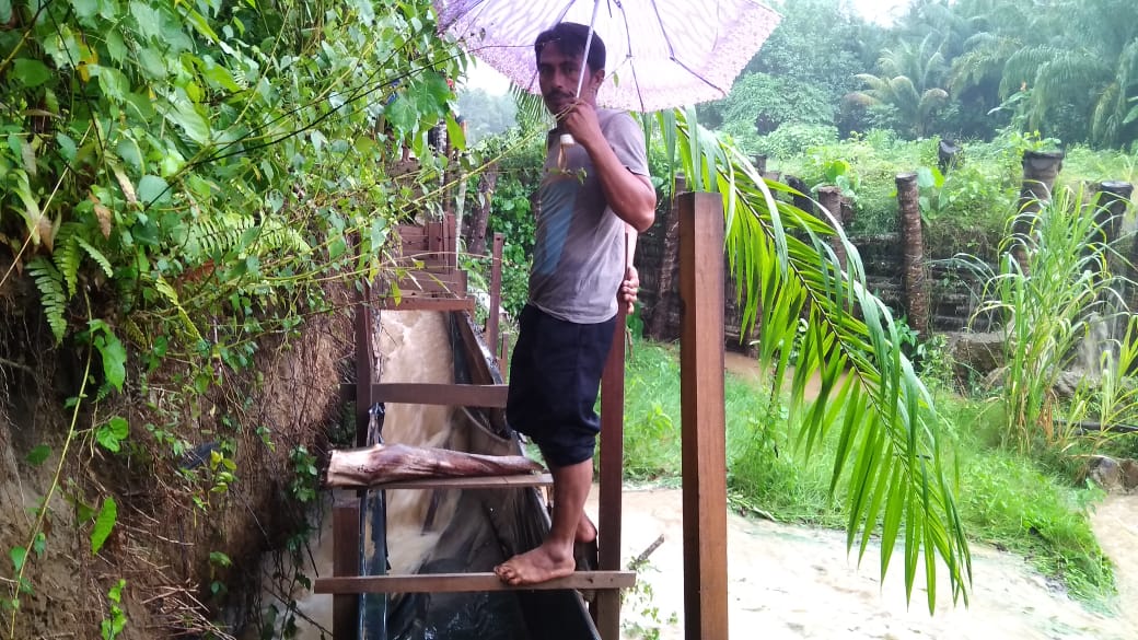 saluran-darurat-dari-bahan-papan-irigasi-alue-thoe.jpg