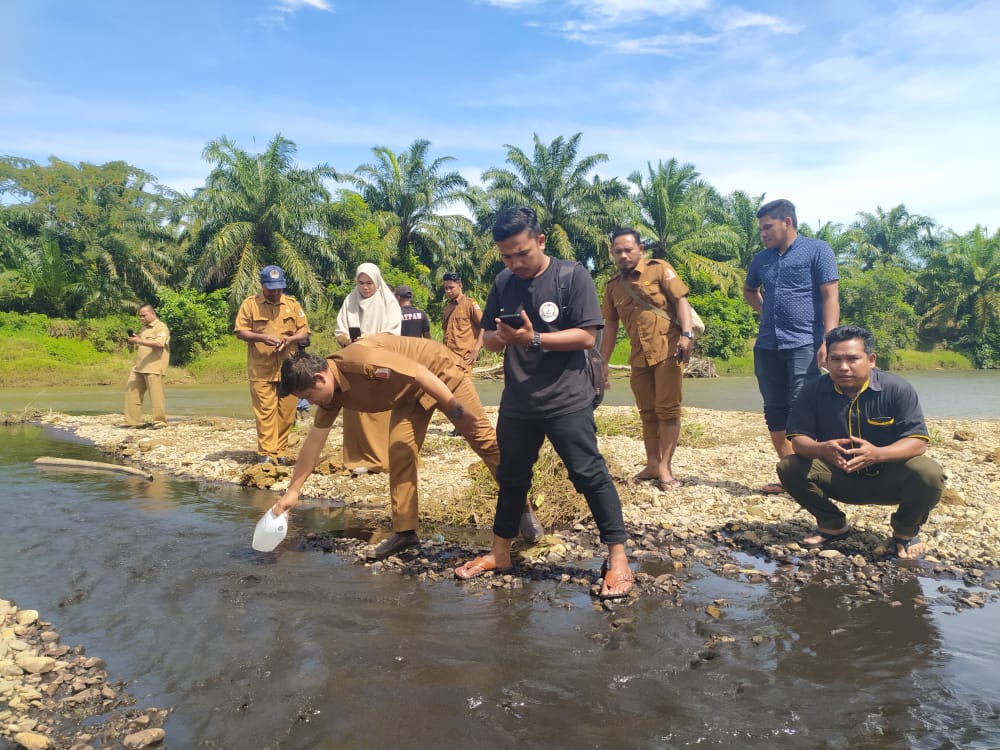 Krueng Tadu Tercemar Limbah, Tim DLH Periksa Air Sungai