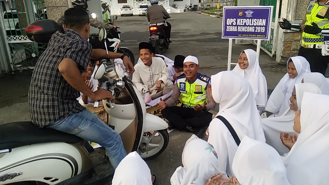 Santri dan Polantas Sosialisasi Tertib Berlalu Lintas, Beri Tausiah dan Doakan Pelanggar Lalulintas