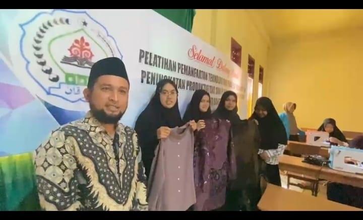santriwati-Al-Furqan-dilatih-menjahit.jpg