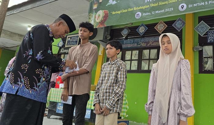 Galang Dana Hingga dari Siswa, MTsN 5 Pidie Santuni Yatim dan Anak Kurang Mampu, Imam Dapat Sarung