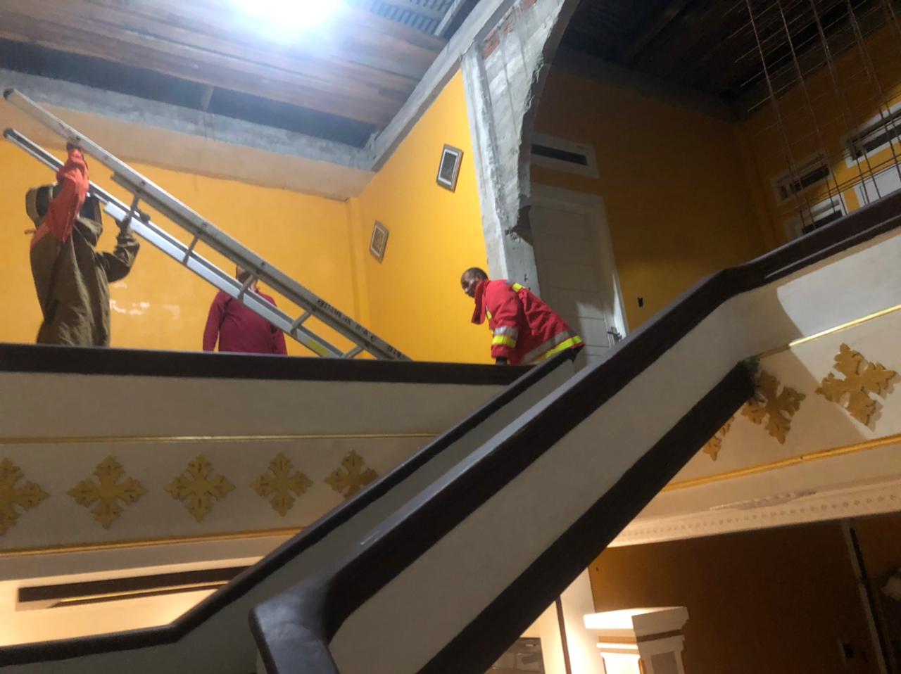 Tim Rescue Damkar Kota Banda Aceh Musnahkan Sarang Tawon dari Atap Rumah Warga Lambhuk