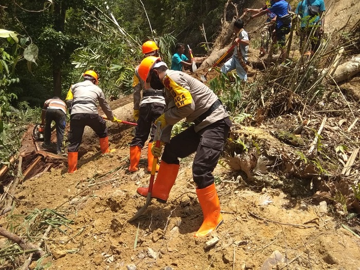 Kompi 4 Batalyon C Satbrimob Polda Aceh Bersihkan Longsor di Jalan Gayo Lues - Abdya