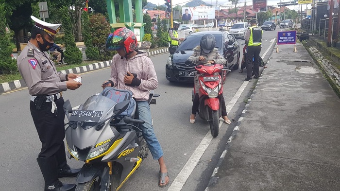 Satlantas Polres Aceh Tengah Razia Kendaraan, Tak Lupa Ingatkan Warga Pakai Masker