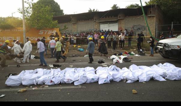 54 Orang Tewas Akibat Truk Migran Terguling dan Tabrak Jembatan Penyeberangan di Meksiko