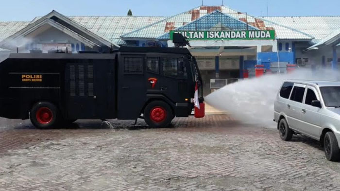 Personel Brimob Kompi 3 di Nagan Raya Kembali Semprot Disinfektan untuk Cegah Corona