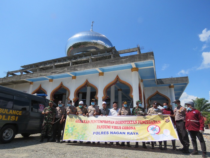 Polres Nagan Raya Semprot Disinfektan di Masjid, Cegah Virus Corona