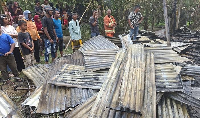 seng-sisa-rumah-terbakar-di-Bireuen_2025.jpg