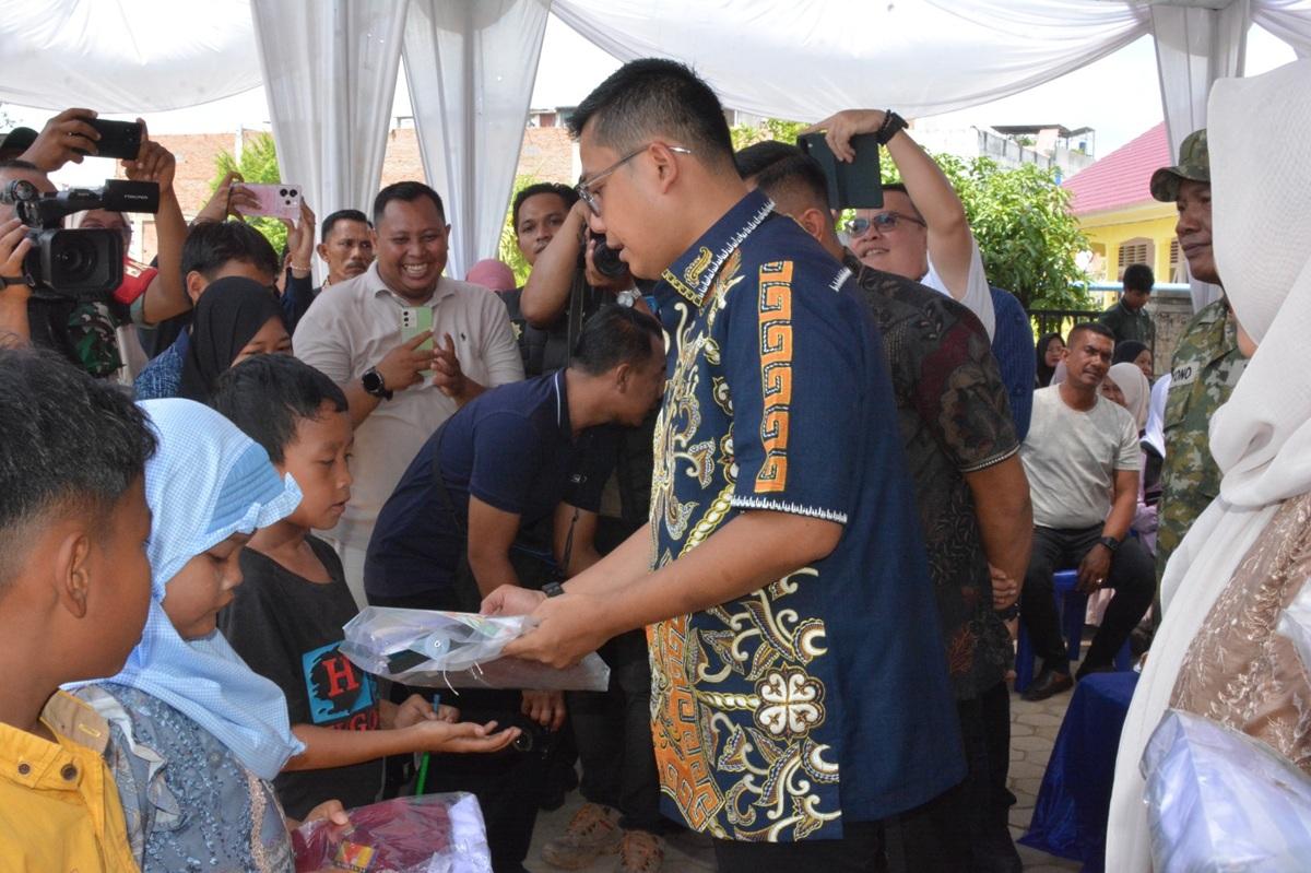 Wali Kota Jeffry Serahkan Seragam Sekolah Gratis Bagi 284 Yatim Piatu di Langsa Lama - Serambinews.com